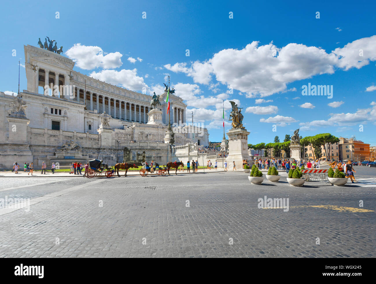 Il Vittorio Emanuele II Monumento a Roma Italia a Piazza Venezia in una calda giornata estiva con cavalli e carrozze per il noleggio Foto Stock