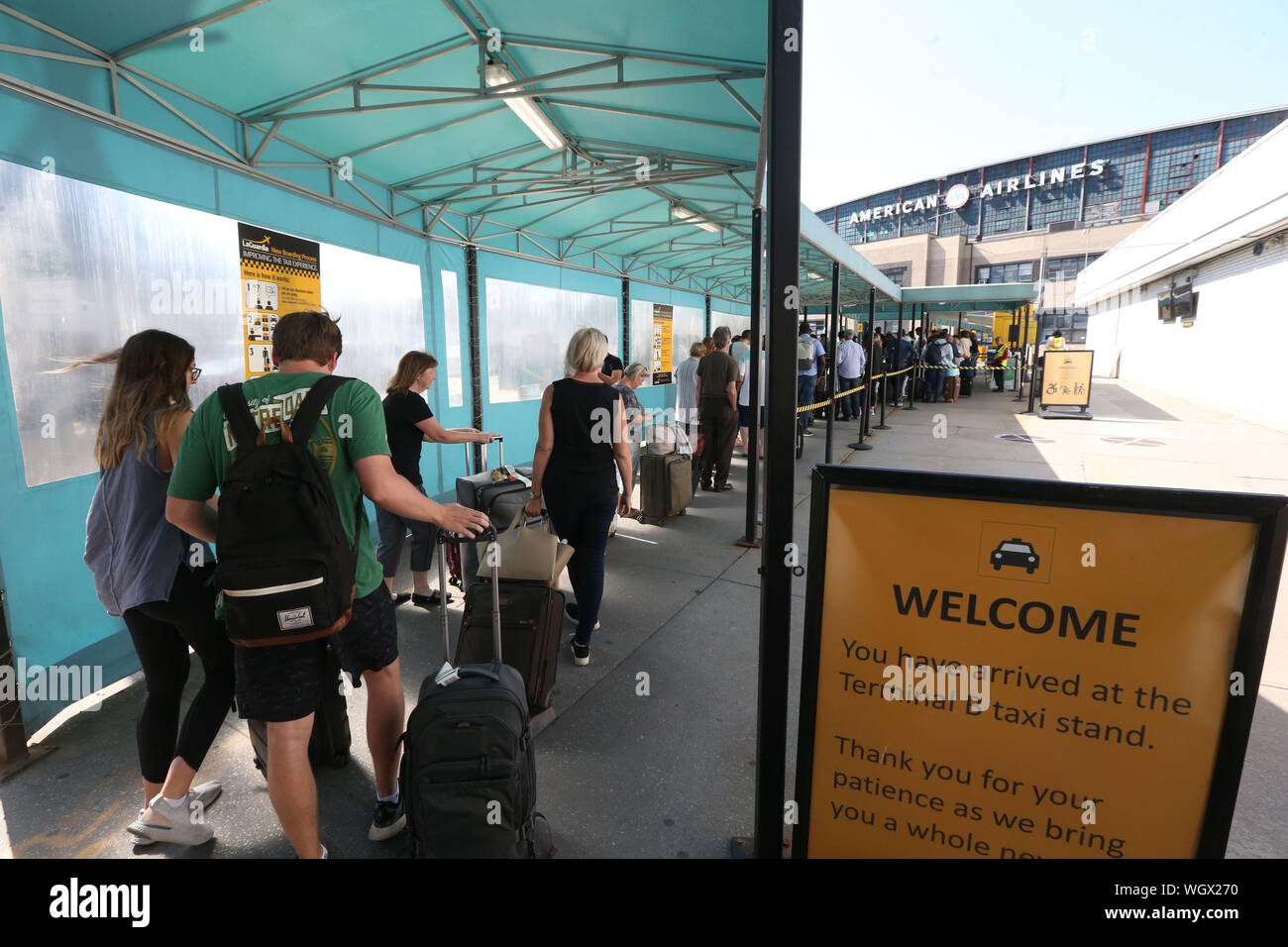 Agosto 30, 2019: Arrivando ai visitatori e ai residenti di attendere in linea di taxi all'Aeroporto Internazionale La Guardia Foto Stock