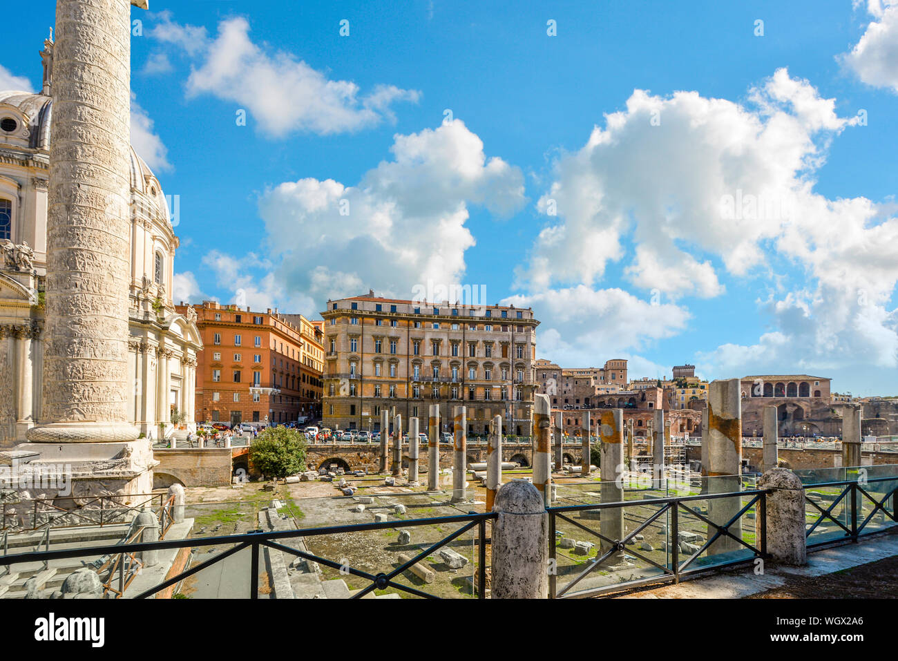 Una vista della Colonna di Traiano e forum di fianco alla chiesa del Santissimo Nome di Maria nel centro storico di Roma Italia Foto Stock