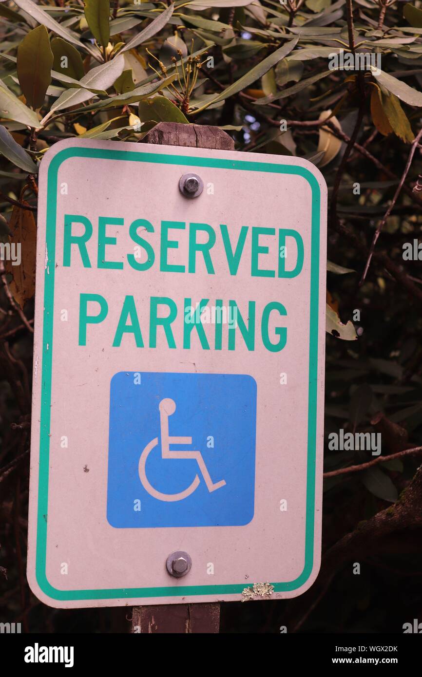 Portatori di handicap / accessibile parcheggio riservato segno nelle montagne NC Foto Stock