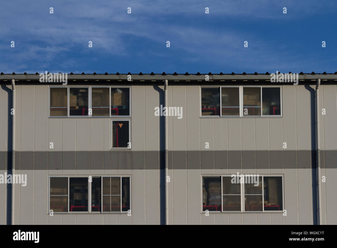 Le finestre di un edificio di magazzino a Yamato, Kanagawa, Giappone. Foto Stock