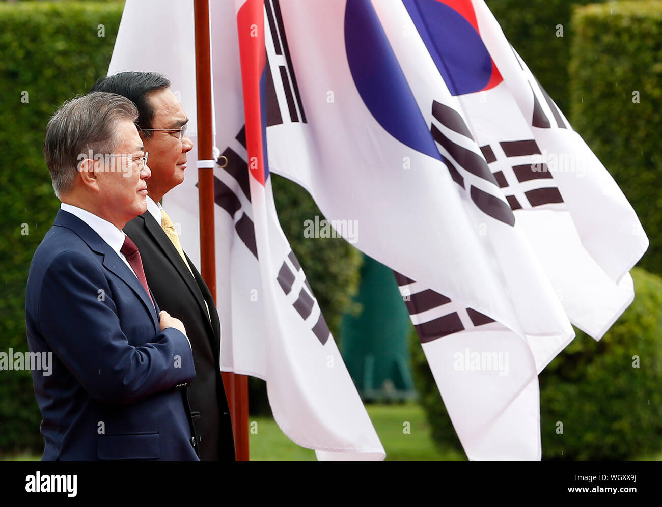 Bangkok, Tailandia. 02Sep, 2019. Il Presidente sud coreano Moon Jae-in e Thailandia del Primo Ministro Prayuth Chan-ocha rivedere le guardie di onore durante una cerimonia di benvenuto nella Government House di Bangkok. Credito: SOPA Immagini limitata/Alamy Live News Foto Stock