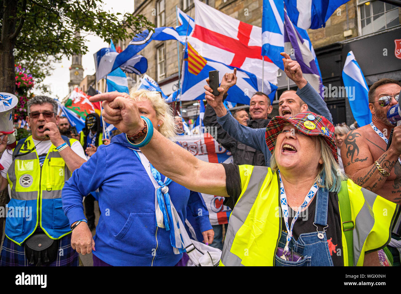 Dunfirmline, UK. 31 Agosto, 2019. i manifestanti gesto mentre gridando slogan durante lo scontro tra Pro-Independence e Pro-unionisti.Migliaia di indipendenza scozzese sostenitori hanno marciato attraverso Dunfirmline come parte della marcia avanti come una protesta, come la coalizione si propone di eseguire tale evento fino a che la Scozia è 'libero'. Credito: SOPA Immagini limitata/Alamy Live News Foto Stock