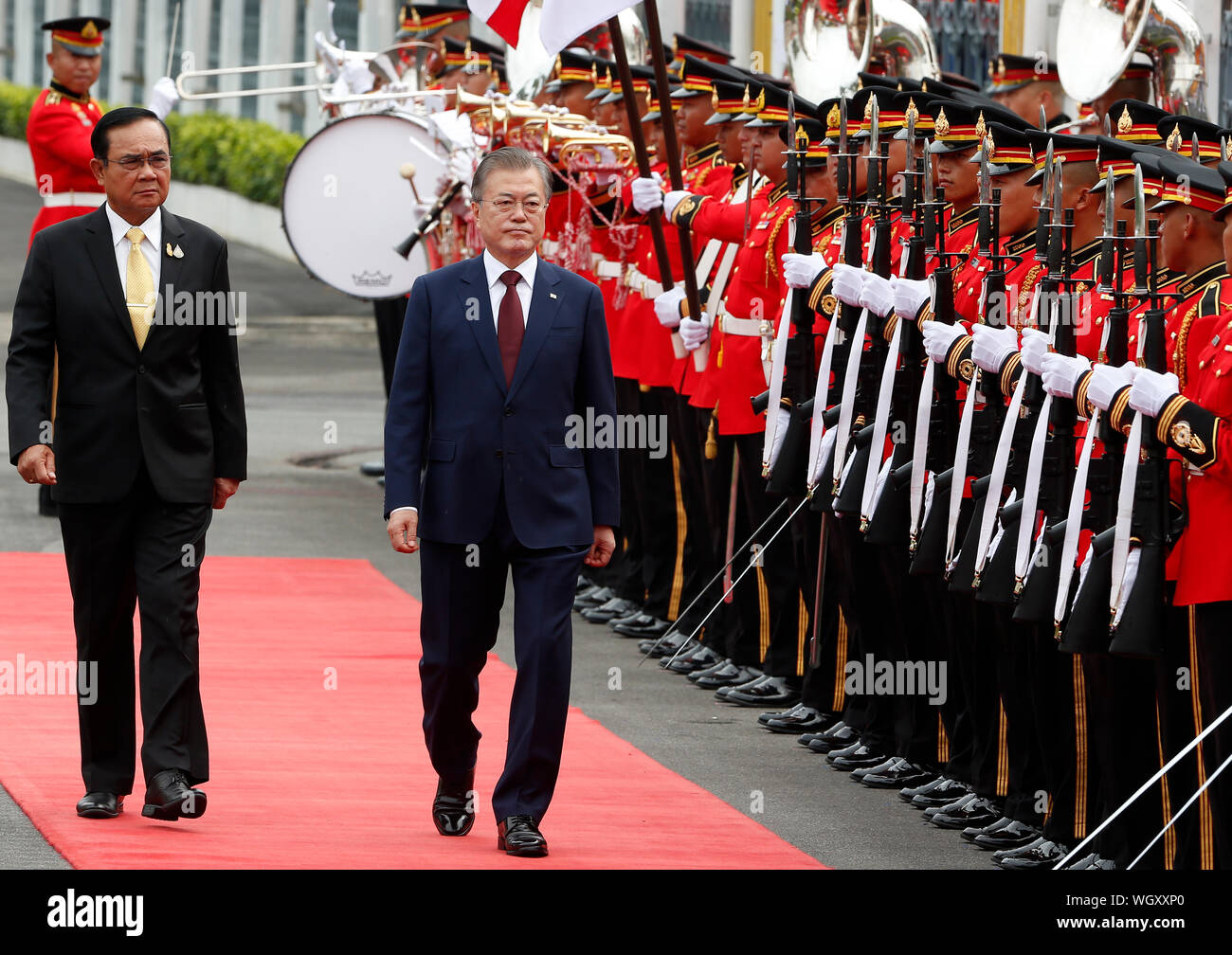 Bangkok, Tailandia. 02Sep, 2019. Il Presidente sud coreano Moon Jae-in e Thailandia del Primo Ministro Prayuth Chan-ocha rivedere le guardie di onore durante una cerimonia di benvenuto nella Government House di Bangkok. Credito: SOPA Immagini limitata/Alamy Live News Foto Stock