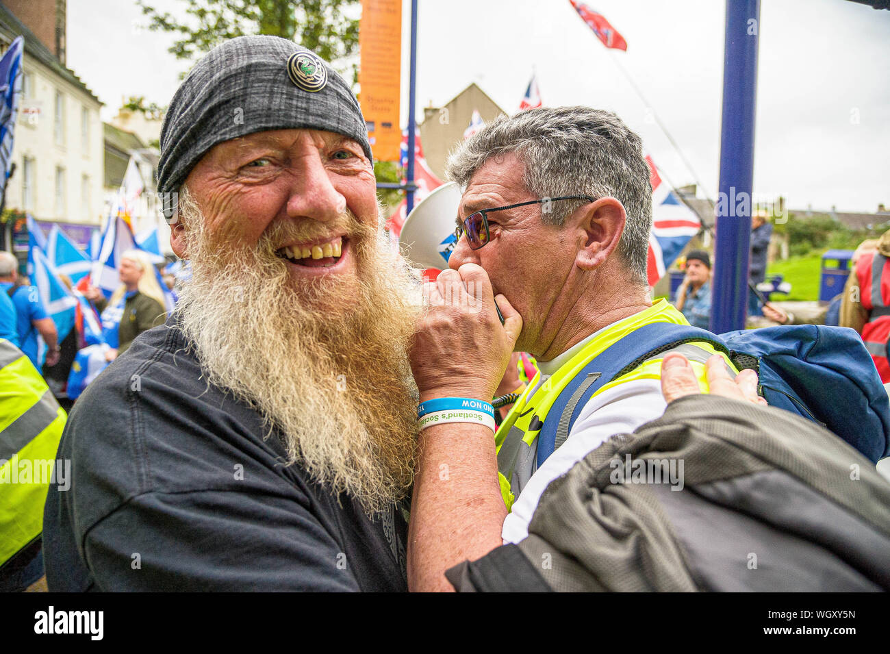 Dunfirmline, UK. 31 Agosto, 2019. Un manifestante e steward scherzo durante il pro-europea contro-protesta.Migliaia di indipendenza scozzese sostenitori hanno marciato attraverso Dunfirmline come parte della marcia avanti come una protesta, come la coalizione si propone di eseguire tale evento fino a che la Scozia è 'libero'. Credito: SOPA Immagini limitata/Alamy Live News Foto Stock