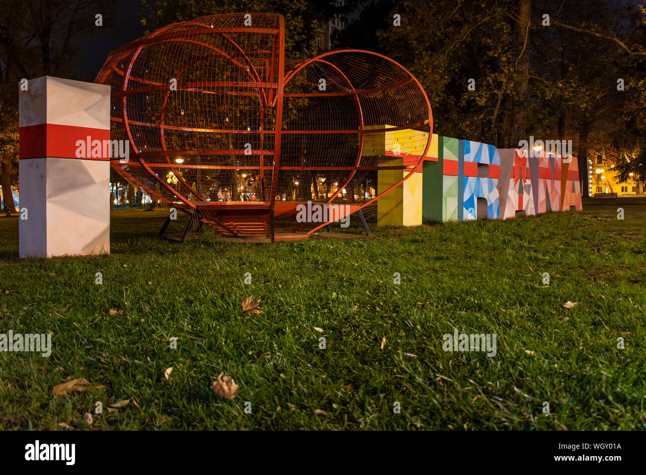 Tirana, Albania - Novembre 2018. Io amo Tirana segno ridecorate, Parco della gioventù a Tirana. Foto Stock