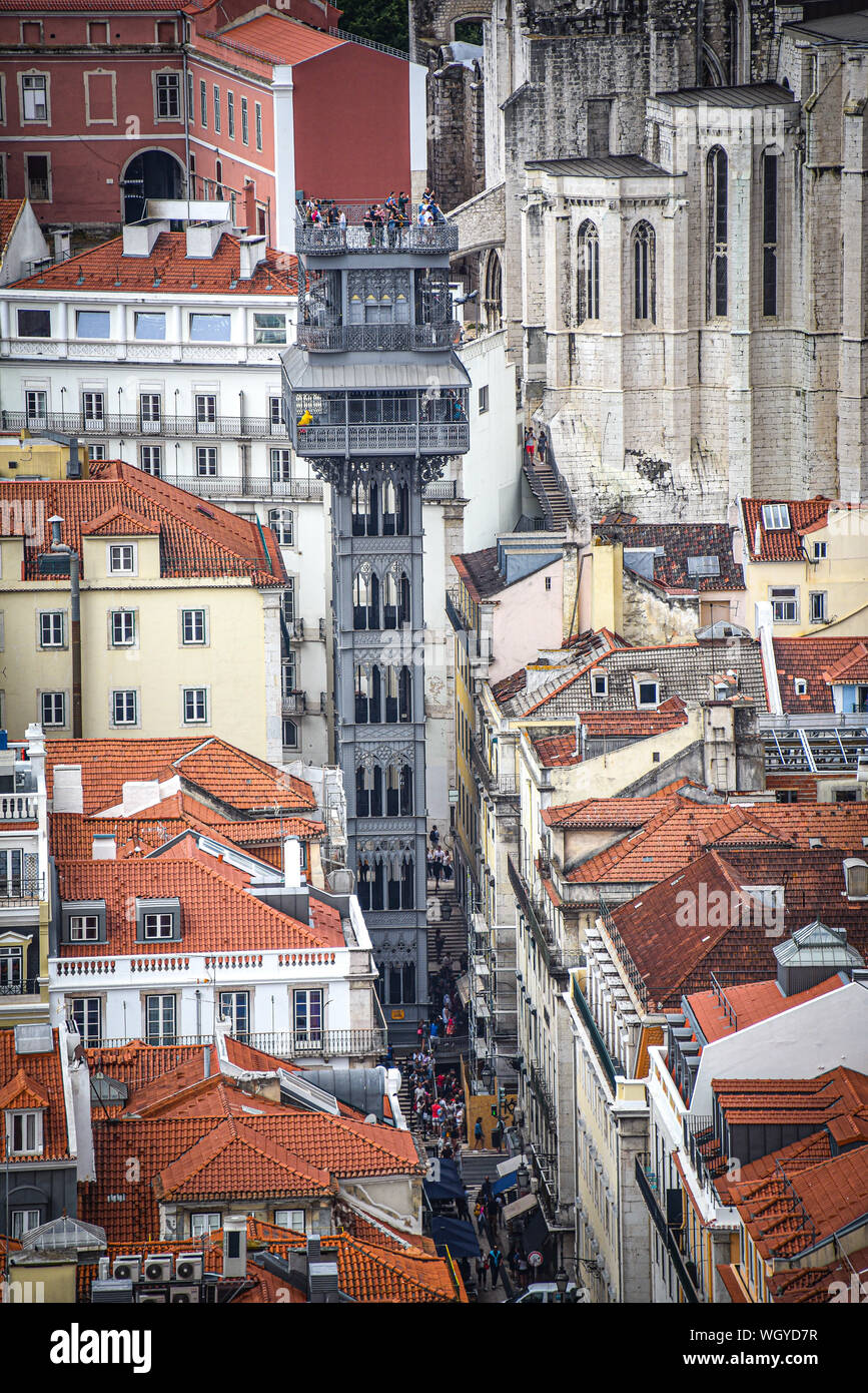 Lisbona, Portogallo - Luglio 24, 2019: l'Elevador de Santa Justa, un ferro-cast ascensore costruito nel 1902 Foto Stock