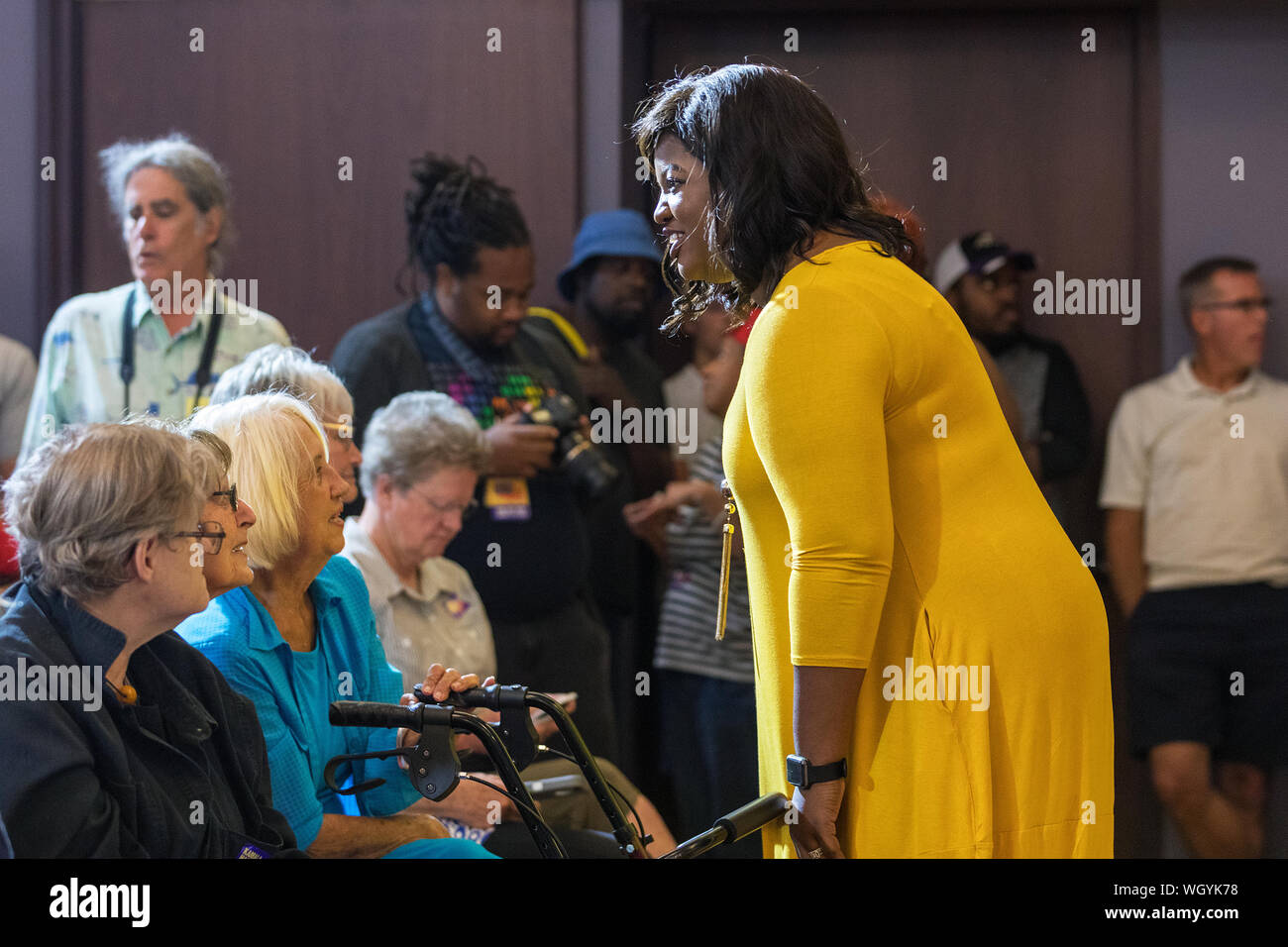 Deidre DeJear apertura per Kamala Harris in una campagna presidenziale al rally Il Loft in downtown Burlington, Iowa, USA. Foto Stock