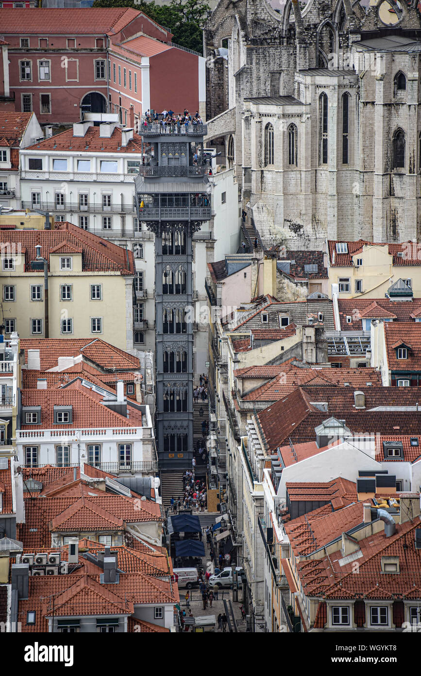 Lisbona, Portogallo - Luglio 24, 2019: l'Elevador de Santa Justa, un ferro-cast ascensore costruito nel 1902 Foto Stock