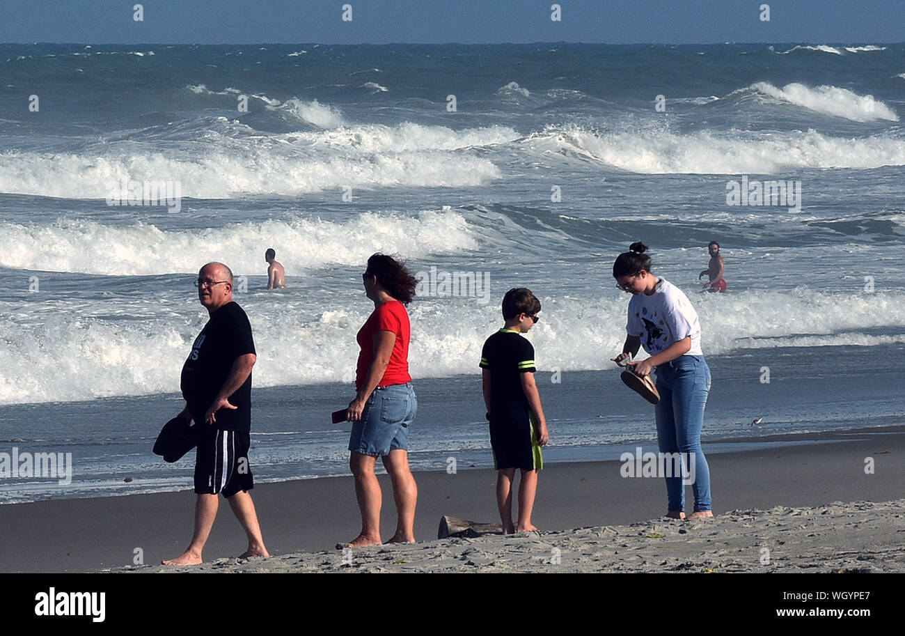 Indialantic Beach, Stati Uniti. 01 Sep, 2019. Spiaggia-frequentatori guarda il surf pesanti generato dall uragano Dorian. La categoria 5 storm è atteso a venire pericolosamente vicino alle coste della Florida come presto come domani notte. Credito: SOPA Immagini limitata/Alamy Live News Foto Stock