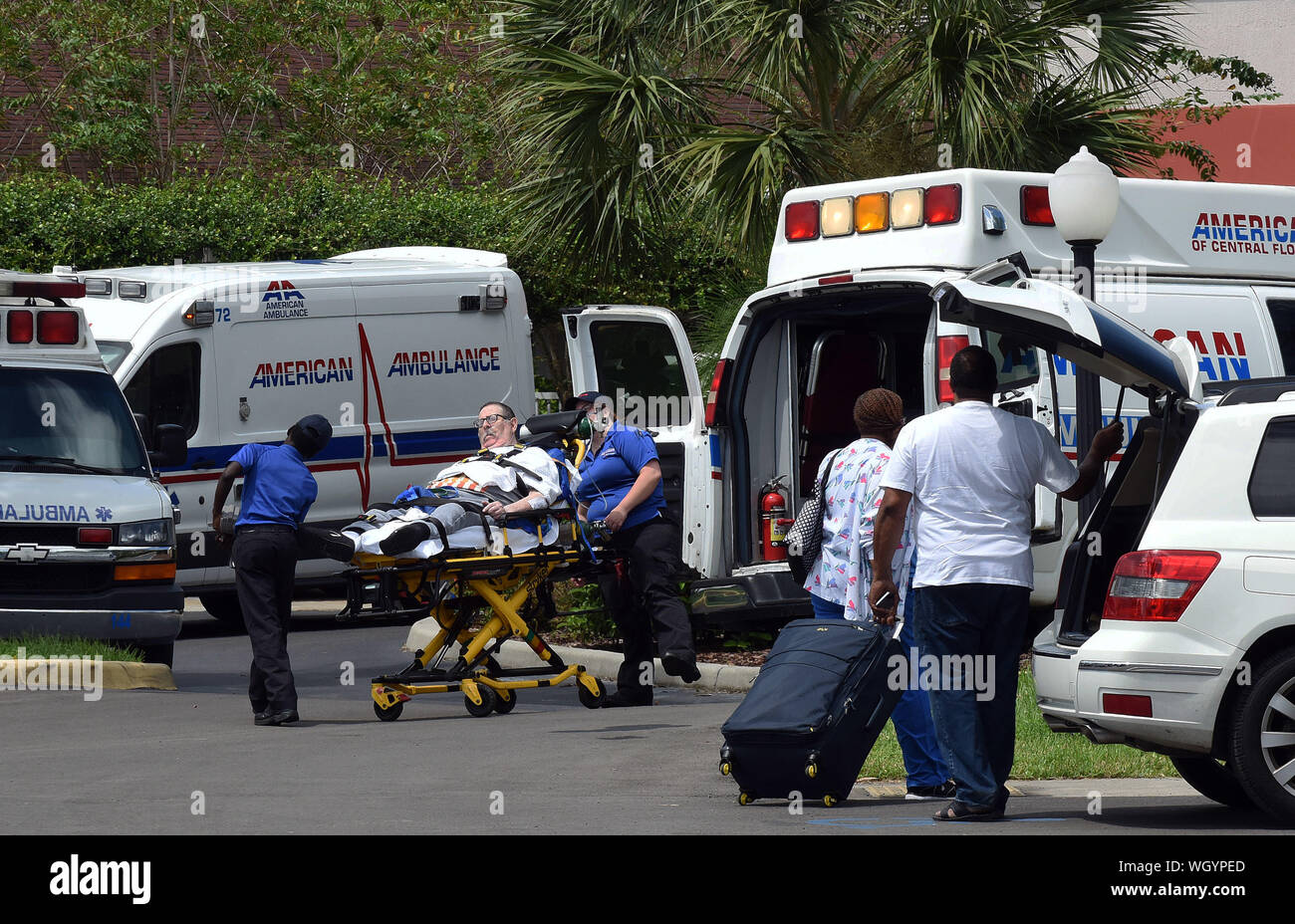 Kissimmee, Stati Uniti. 01 Sep, 2019. Un uomo viene evacuato mediante un'ambulanza da buon samaritano Society-Kissimmee Villaggio come uragano Dorian si avvicina a Florida. La categoria 5 storm viene richiesto di evacuazione obbligatoria degli oltre 1000 gli anziani che vivono in comunità di pensione. Credito: SOPA Immagini limitata/Alamy Live News Foto Stock