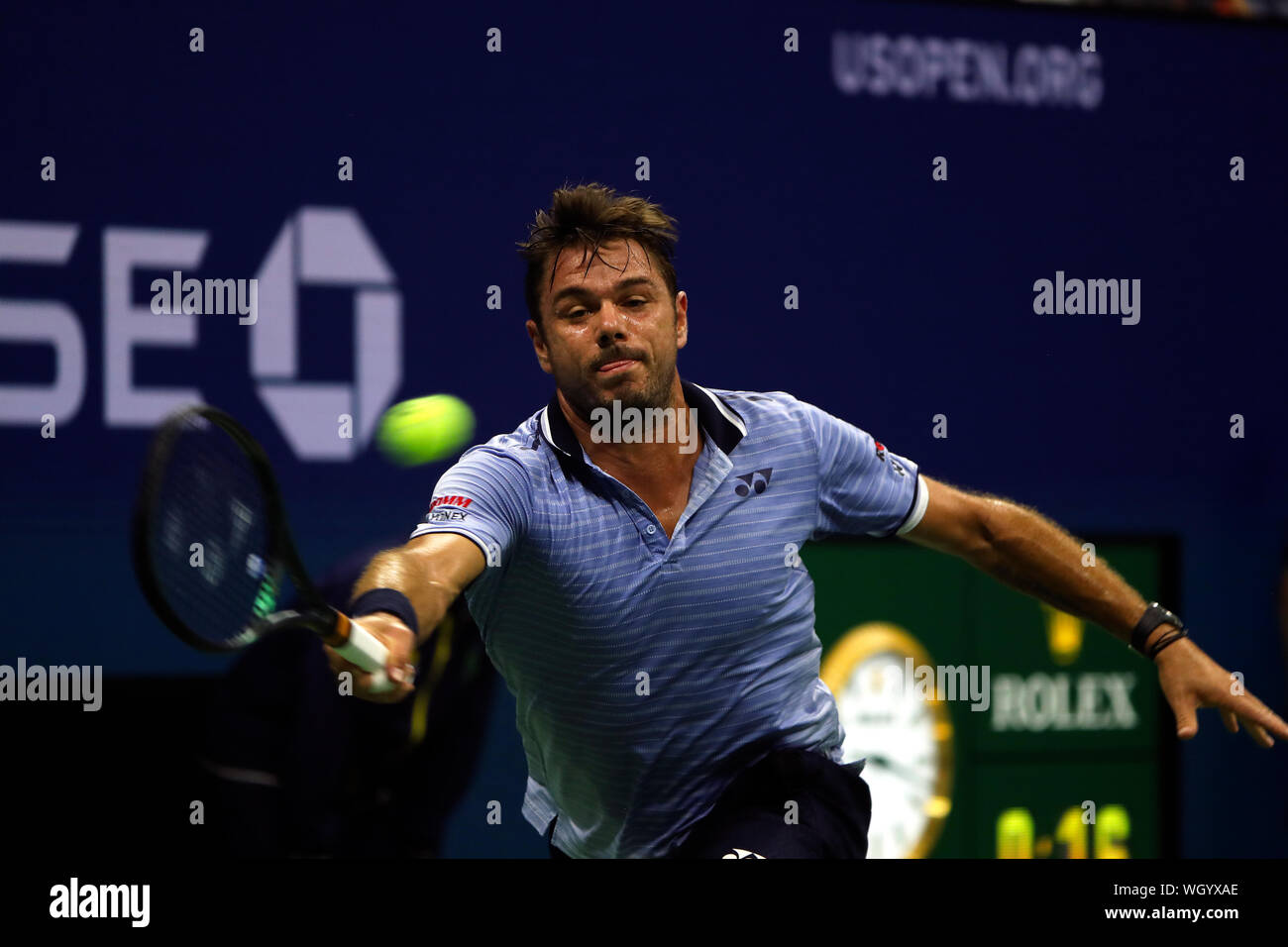 Flushing Meadows, New York, Stati Uniti - 1 settembre 2019. Stan Wawrinka della Svizzera colpisce un ritorno a Novak Djokovic durante il loro quarto round corrisponde a US Open a Flushing Meadows, New York. Wawrinka che è stato protagonista di due set a nessuno, ha vinto la partita quando Djokovic in pensione nel terzo set. Credito: Adam Stoltman/Alamy Live News Foto Stock