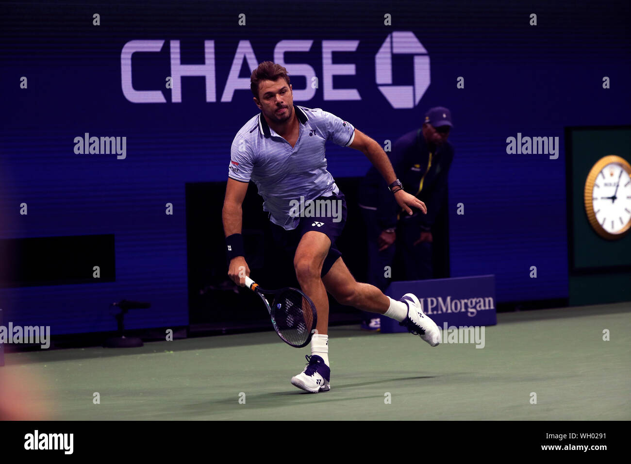 Flushing Meadows, New York, Stati Uniti - 1 settembre 2019. Stan Wawrinka della Svizzera insegue giù un ritorno a Novak Djokovic durante il loro quarto round corrisponde a US Open a Flushing Meadows, New York. Wawrinka che è stato protagonista di due set a nessuno, ha vinto la partita quando Djokovic in pensione nel terzo set. Credito: Adam Stoltman/Alamy Live News Foto Stock