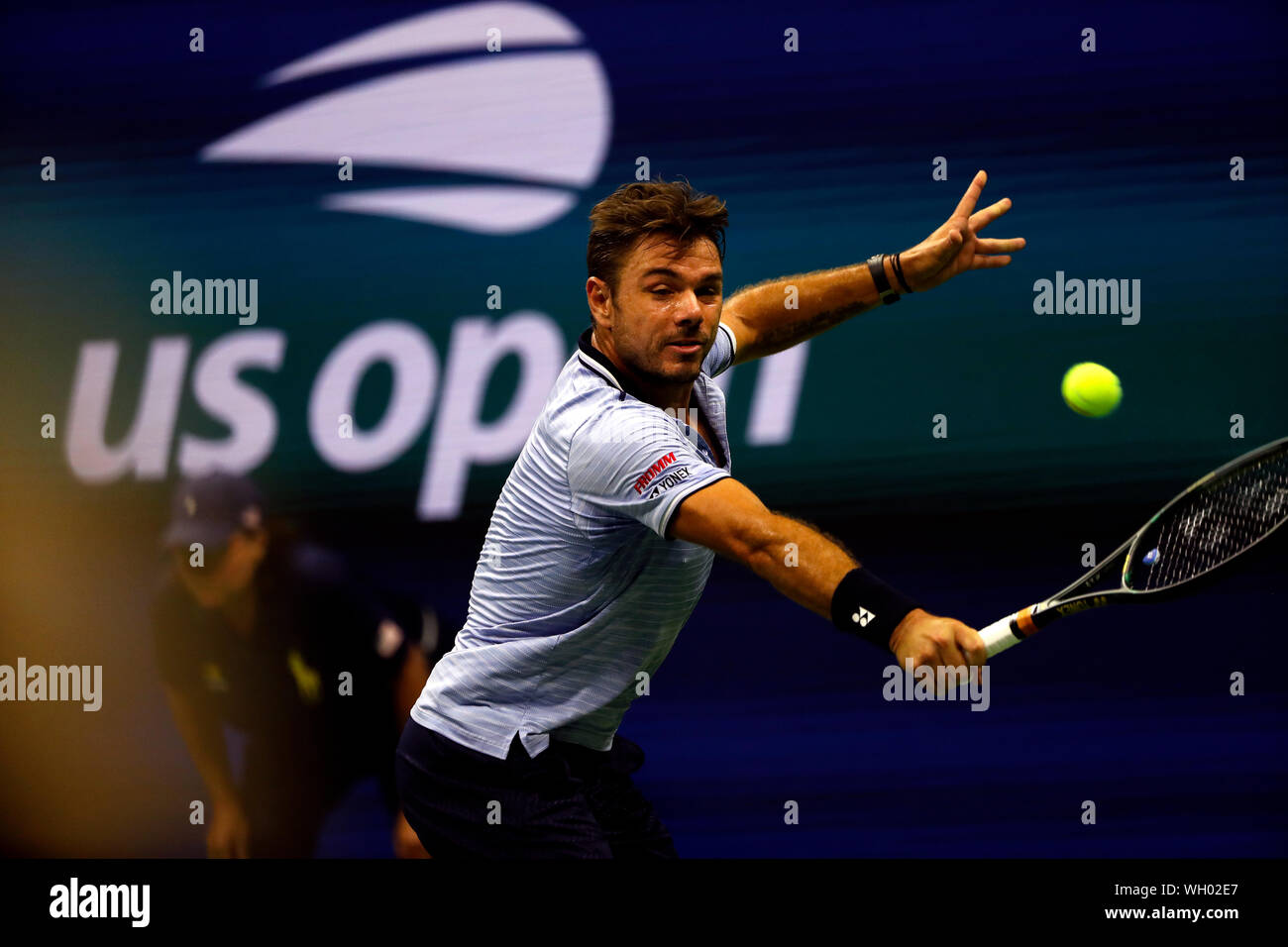 Flushing Meadows, New York, Stati Uniti - 1 settembre 2019. Stan Wawrinka della Svizzera colpisce un ritorno a Novak Djokovic durante il loro quarto round corrisponde a US Open a Flushing Meadows, New York. Wawrinka che è stato protagonista di due set a nessuno, ha vinto la partita quando Djokovic in pensione nel terzo set. Credito: Adam Stoltman/Alamy Live News Foto Stock