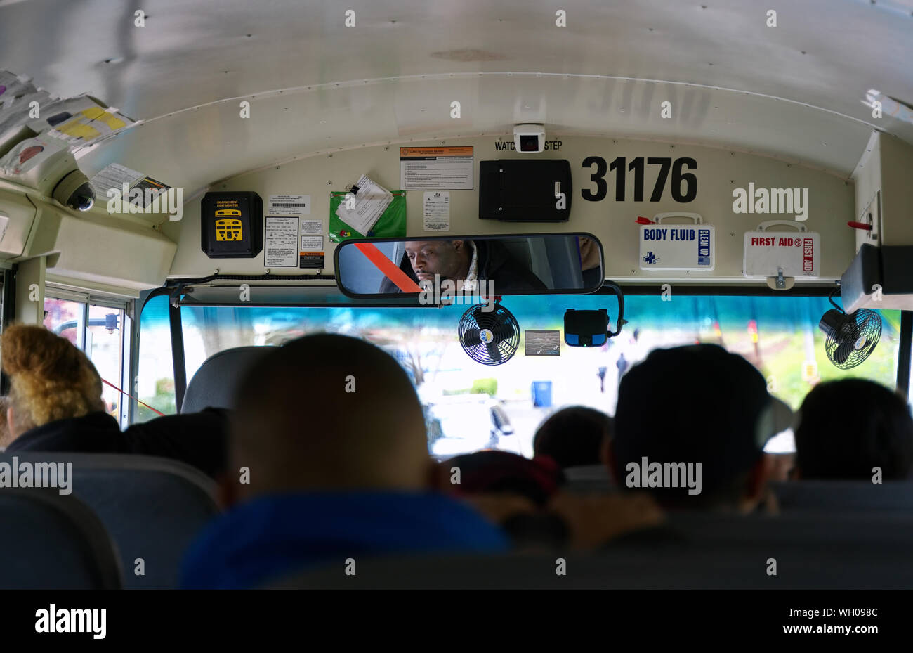 Middletown, CT, Stati Uniti d'America. Apr 2019. Pronto soccorso e kit di pulizia, e videocamere di sorveglianza all'interno di un tipico bus di scuola in America. Foto Stock