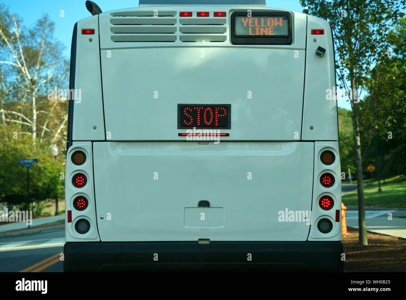 Moderni bus pubblico con telecamera posteriore, luminose e illuminazione a LED per le condizioni di guida e Visualizza per informazioni e azioni di arresto. Foto Stock
