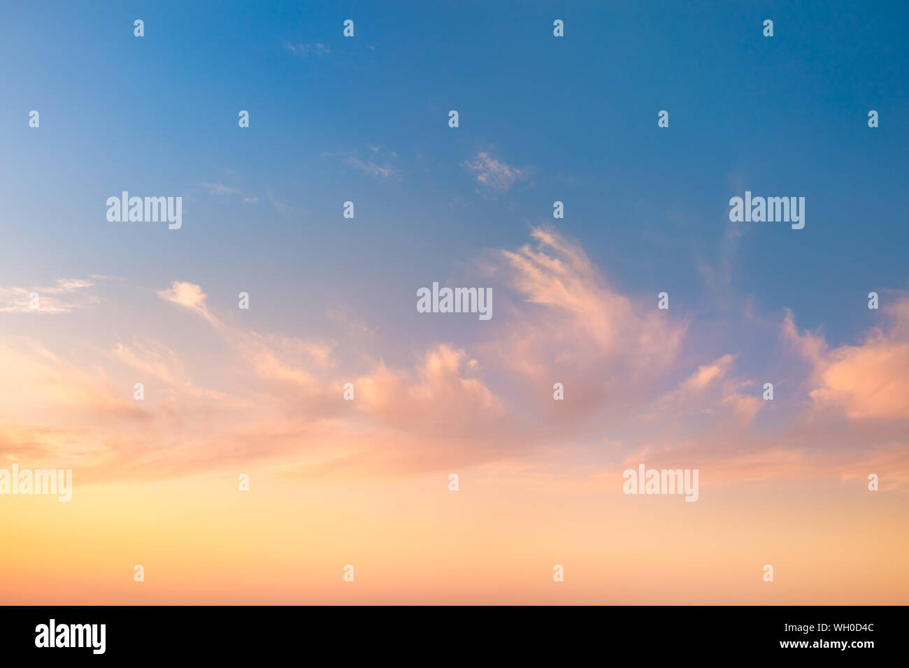 Dolci colori di sfondo cielo all'alba di tempo con le nuvole di luce, colori naturali, può utilizzare per la carta da parati Foto Stock