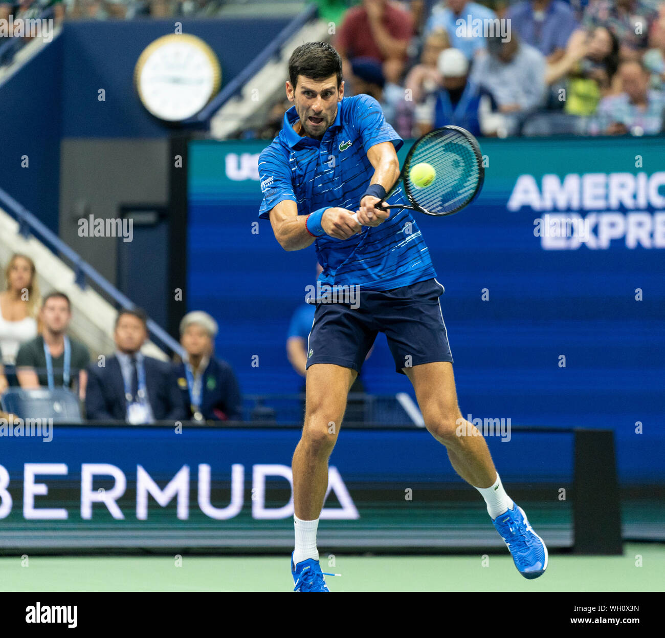New York, NY - 1 Settembre 2019: Novak Djokovic (Serbia) in azione durante il round 4 di US Open Championship contro Stan Wawrinka (Svizzera) a Billie Jean King National Tennis Center Foto Stock