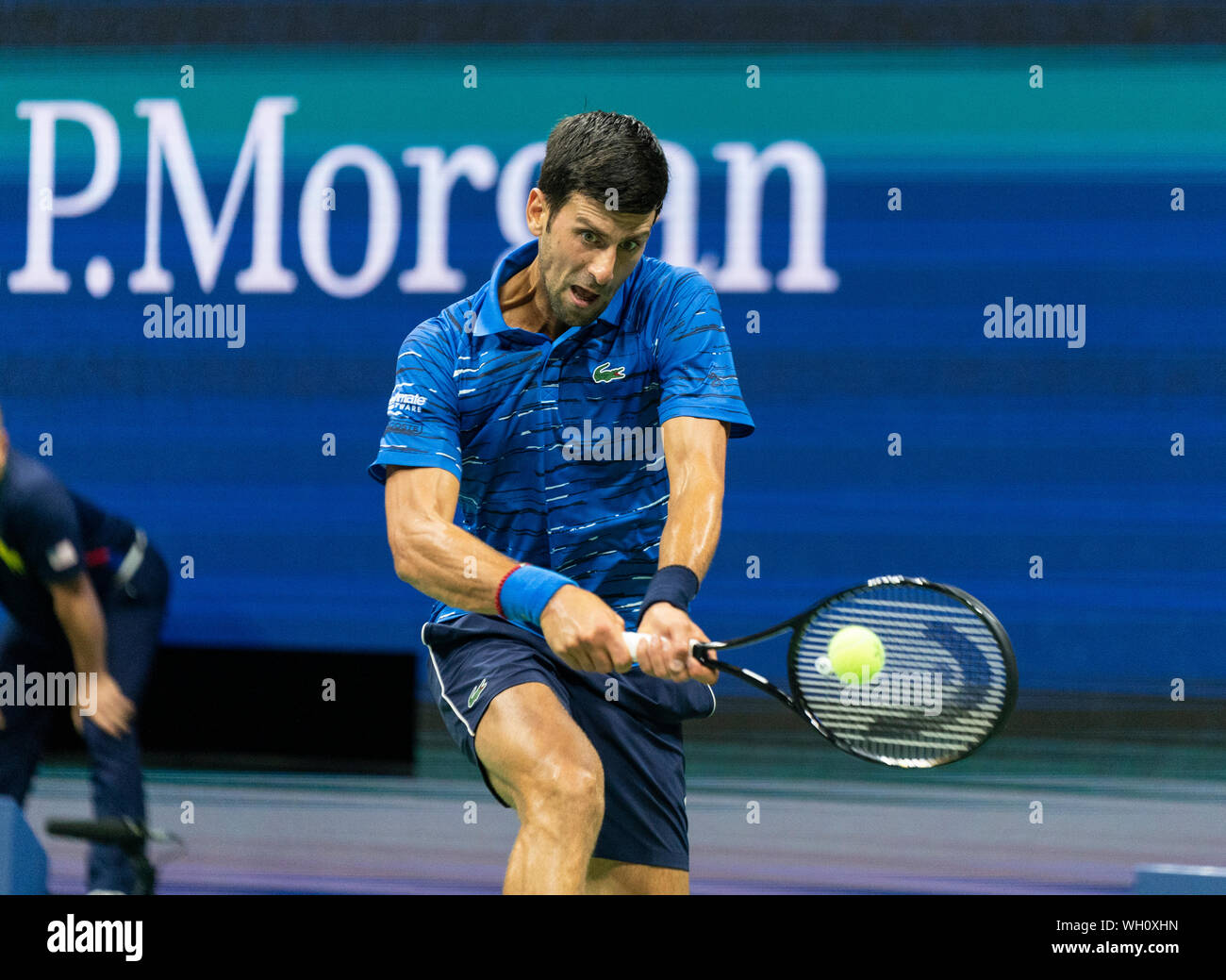 New York, NY - 1 Settembre 2019: Novak Djokovic (Serbia) in azione durante il round 4 di US Open Championship contro Stan Wawrinka (Svizzera) a Billie Jean King National Tennis Center Foto Stock