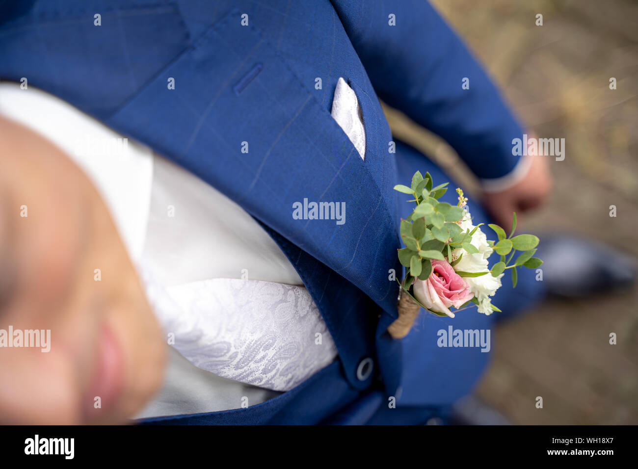 Elegante top down vista dall'alto di groom con ornamenti floreali su una tre-pezzo groomsuit Foto Stock