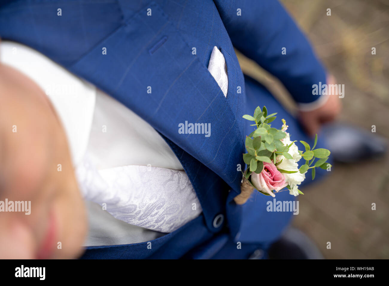 Elegante top down vista dall'alto di groom con ornamenti floreali su una tre-pezzo groomsuit Foto Stock