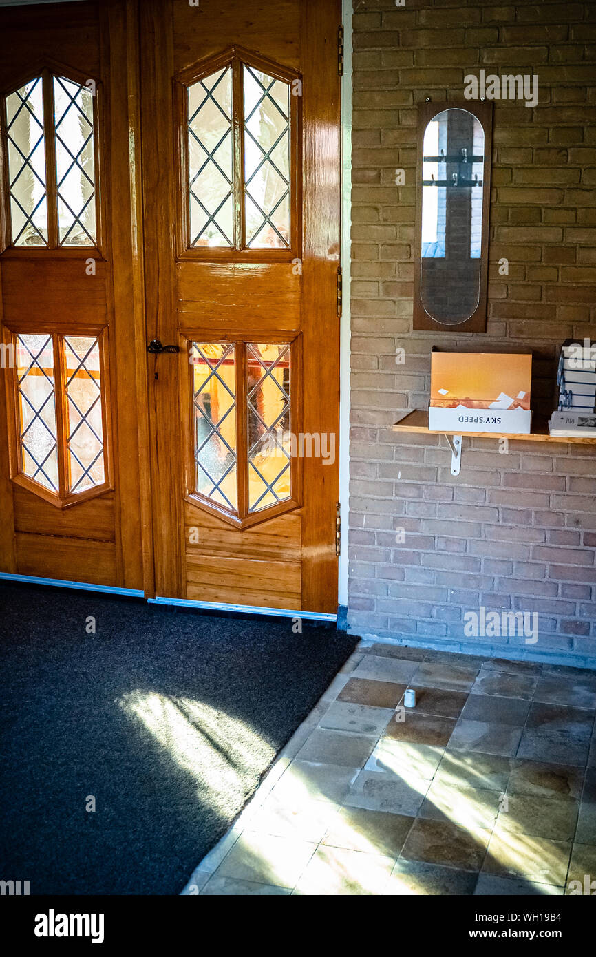 Colorato la luce del sole cade attraverso la finestra di una chiesa edificio con finestre di vetro colorato Foto Stock