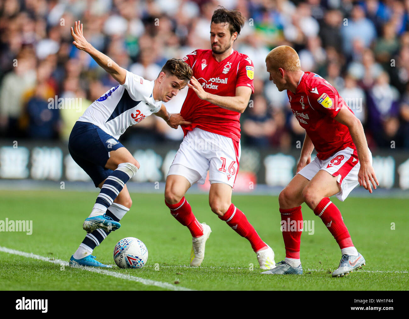 Il Nottingham Forest di Carl Jenkinson e Ben Watson si combinano per sfida Preston North End di Josh Harrop durante il cielo di scommessa match del campionato al suolo città di Nottingham. Foto Stock