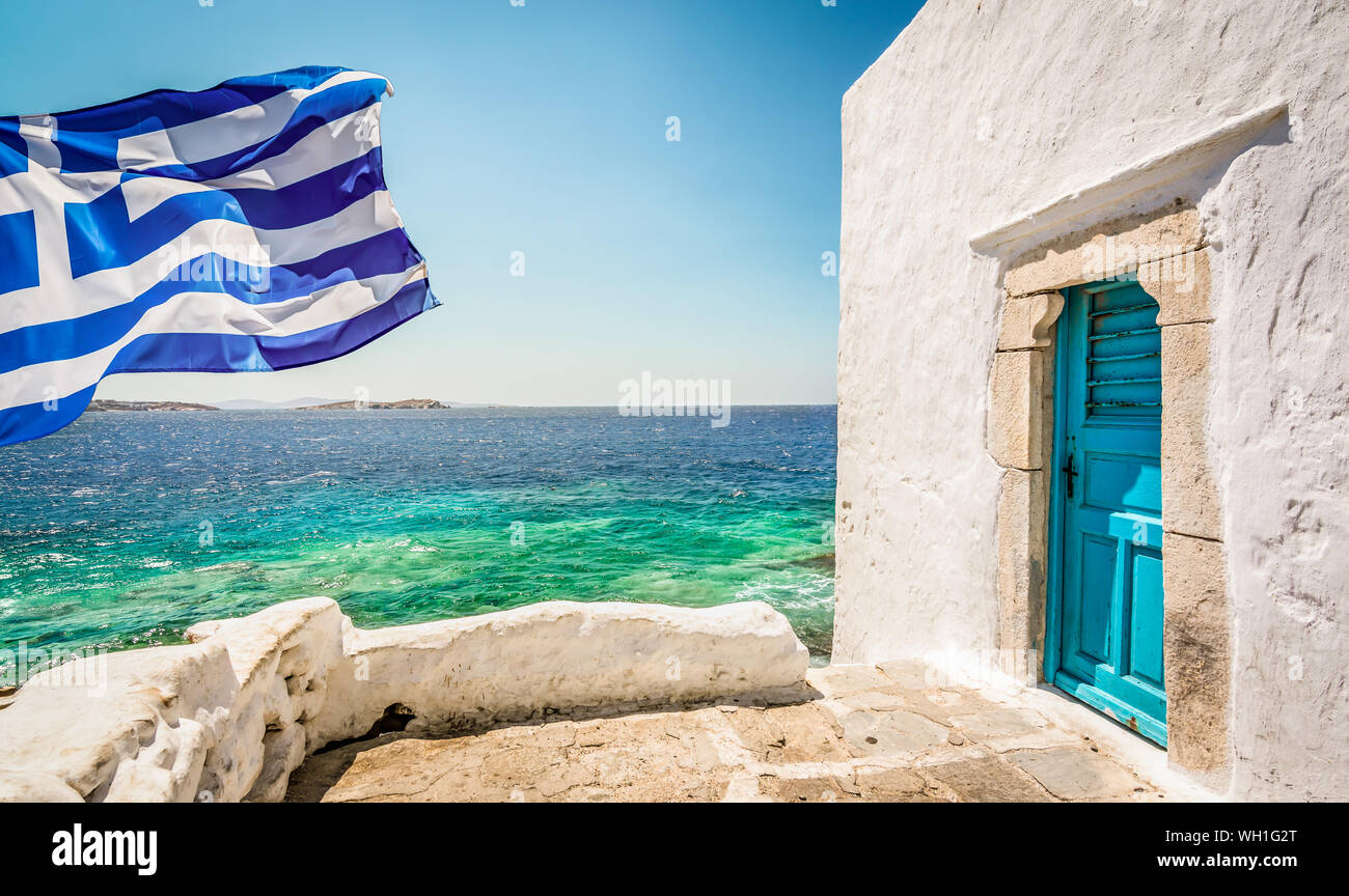 Bandiera greca sull'isola di Mykonos, Grecia. Foto Stock