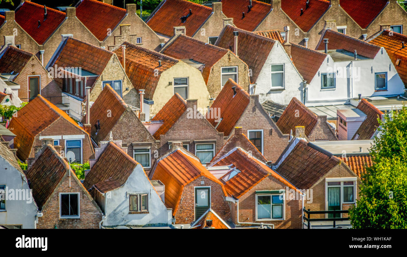 Zierikzee, Zeeland, Paesi Bassi, settembre 2018, tetti di tipico olandese di piccole case operaie in alta densità Foto Stock