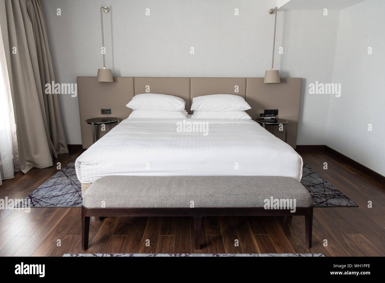Interno della moderna camera da letto in soppalco piatta in luce lo stile di colore di costosi appartamenti. Foto Stock