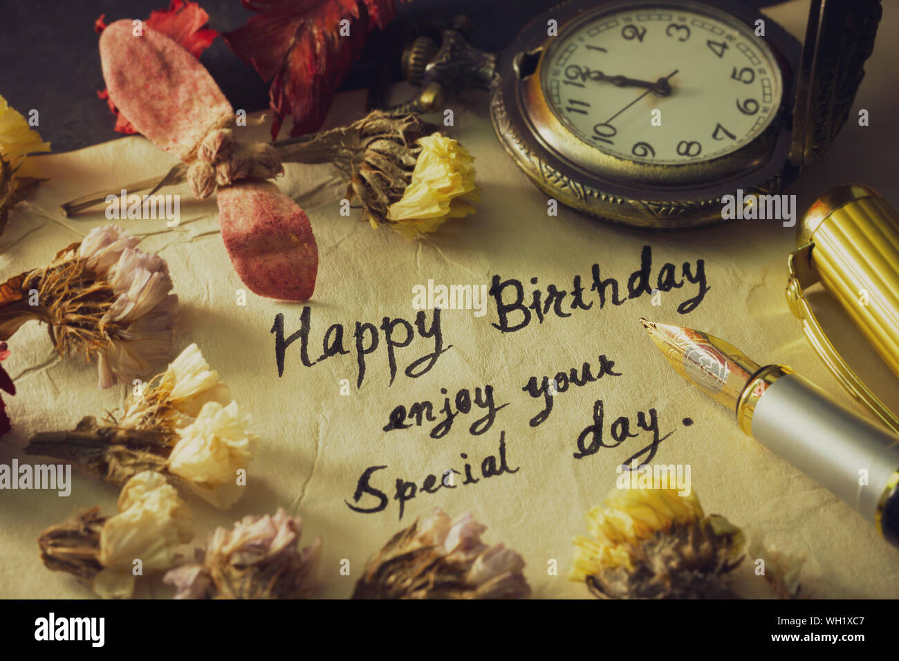 Buon Compleanno A Godere Il Vostro Giorno Speciale Ottone Vintage Penna Che Scrive Gli Auguri Di Buon Compleanno Sulla Vecchia Carta Decorazione Da Orologio Da Tasca E Fiore Secco Intorno Ad Esso