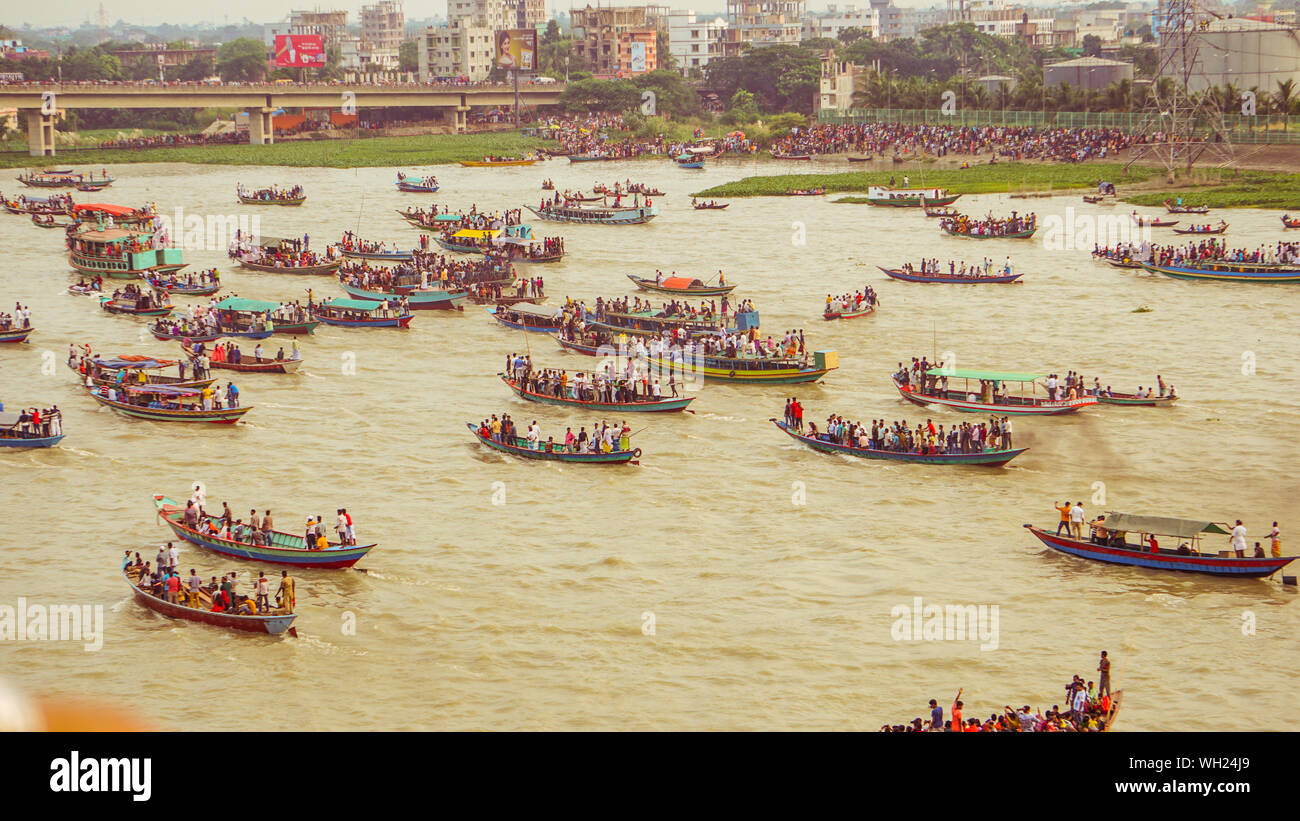 Boat festival in Dhaka fiume Buriganga. Il colore è la fila di barche colorate e le frazioni di persone di rumori. Foto Stock