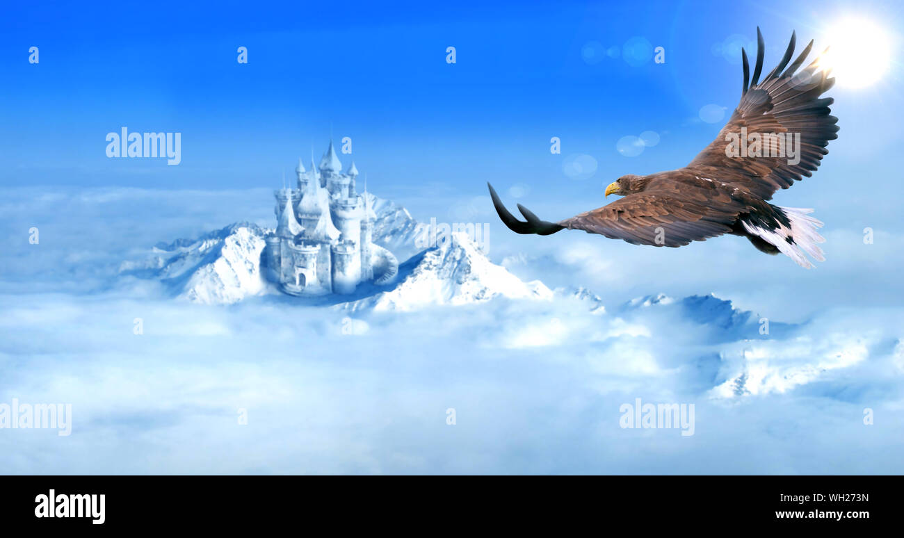 Eagle volando verso il castello di ghiaccio nella neve montagne vista aerea Foto Stock