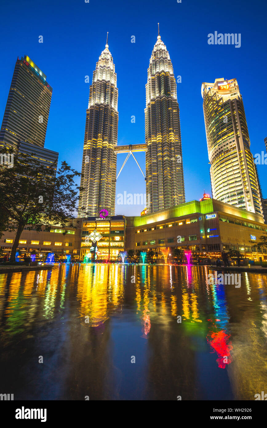 Vista notturna di Kuala Lumpur in Malesia con la Petronas Twin Tower Foto Stock