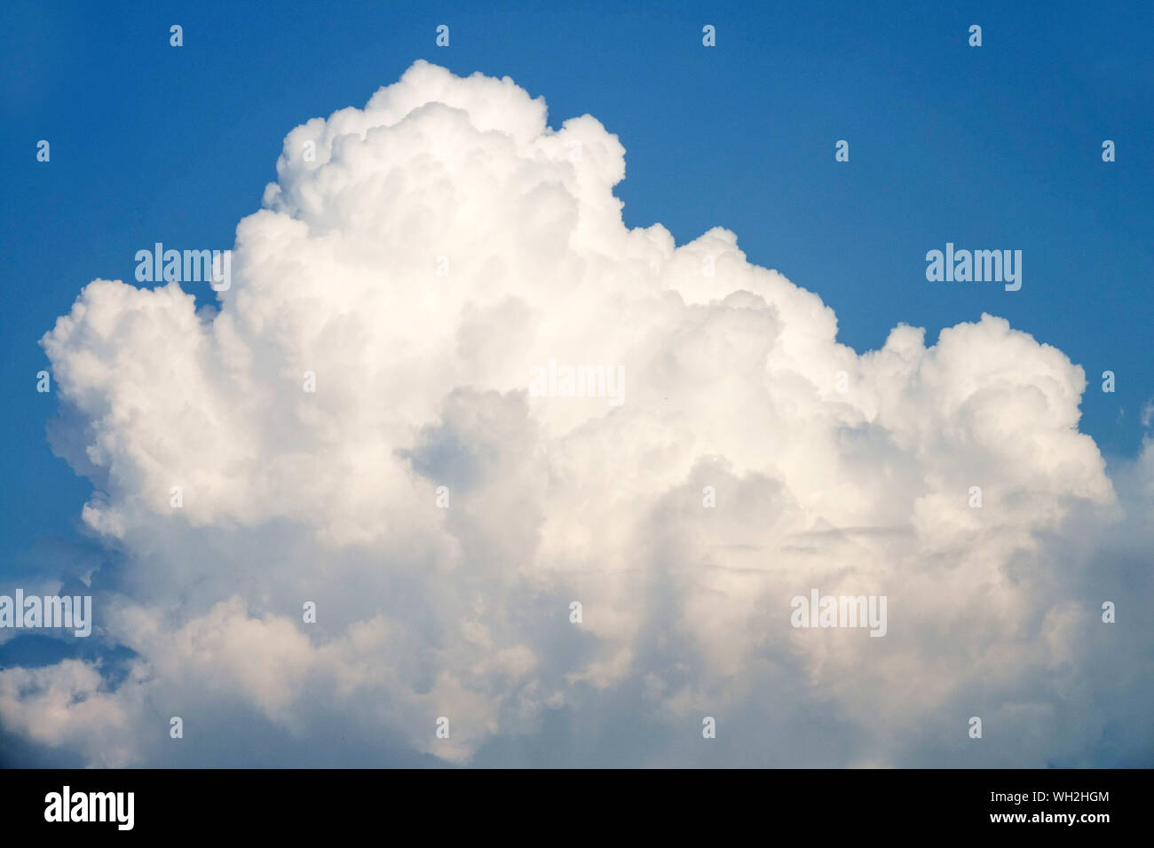 Nuvole bianche, cumulus sul cielo blu e la sua formazione Foto Stock