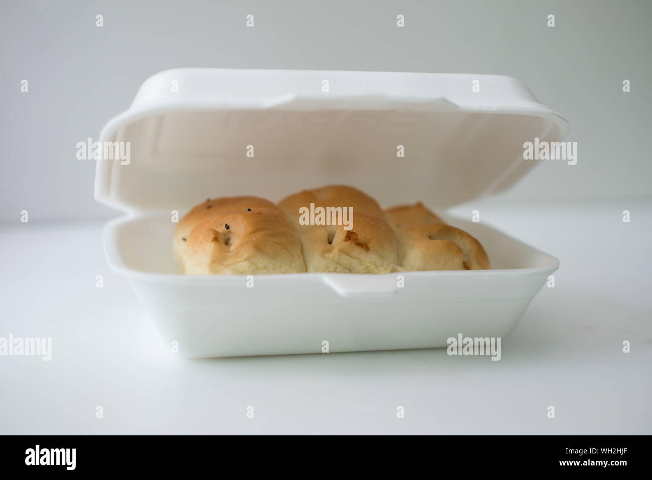 Pane in scatola di pranzo su sfondo bianco Foto Stock