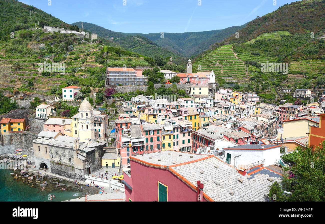 Vernazza, uno dei cinque paesini delle Cinque Terre sulla costa italiana. Foto Stock