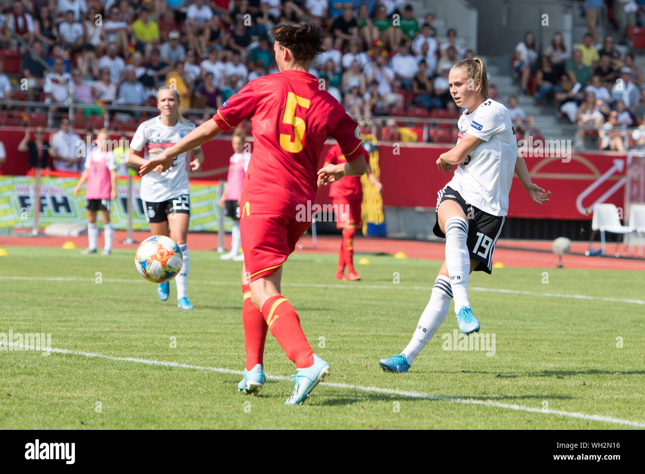 Kassel, Deutschland. 31 Agosto, 2019. Klara BUEHL (destra, Bvºhl, D) ha segnato il gol a 4: 0 per la Germania, azione, calcio Laender corrispondono, donne, Campionato Europeo di qualificazione, Germania (GER) - Montenegro (MNE) 10: 0, su 31/08/2019 a Kassel/Germania. € | Utilizzo di credito in tutto il mondo: dpa/Alamy Live News Foto Stock