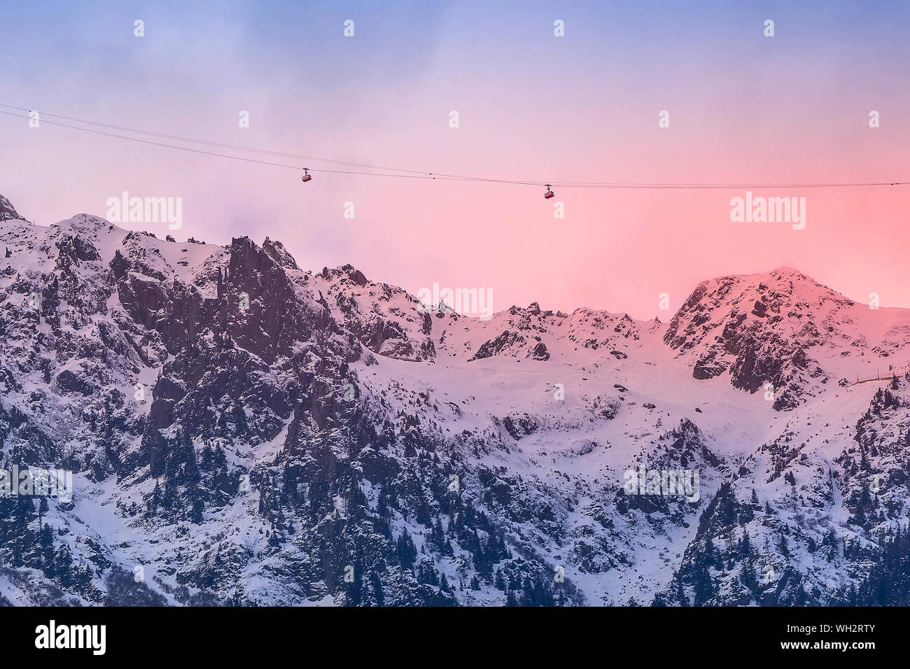 Inverno Sci di montagna travel vacation sfondo. Macchina di cavo cabina del tram, neve alta picchi di montagna panorama al tramonto in Chamonix Mont Blanc, Francia Foto Stock