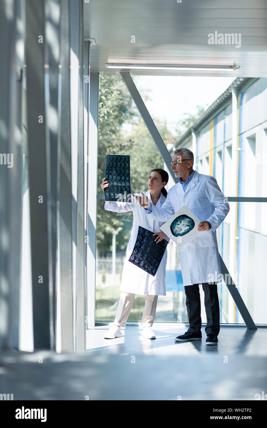 Professional lavoratori medici controllo immagini a raggi X insieme Foto Stock