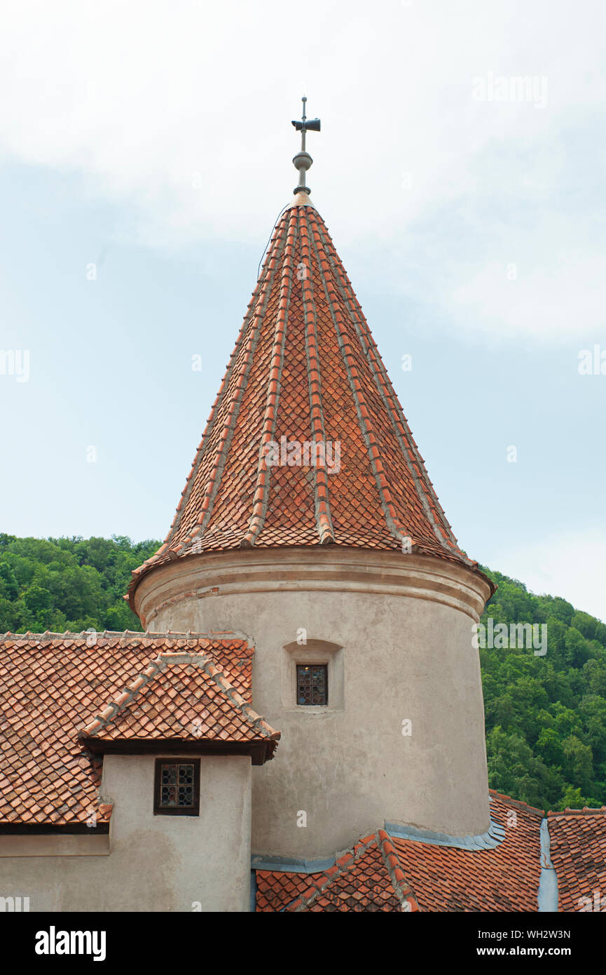 Torre presso il castello della Bran, crusca, Transilvania, Romania - 20 Giugno 2016: esterne di mattoni rossi del tetto della torre e da cortile guardando ad ovest del castello di Bran Foto Stock