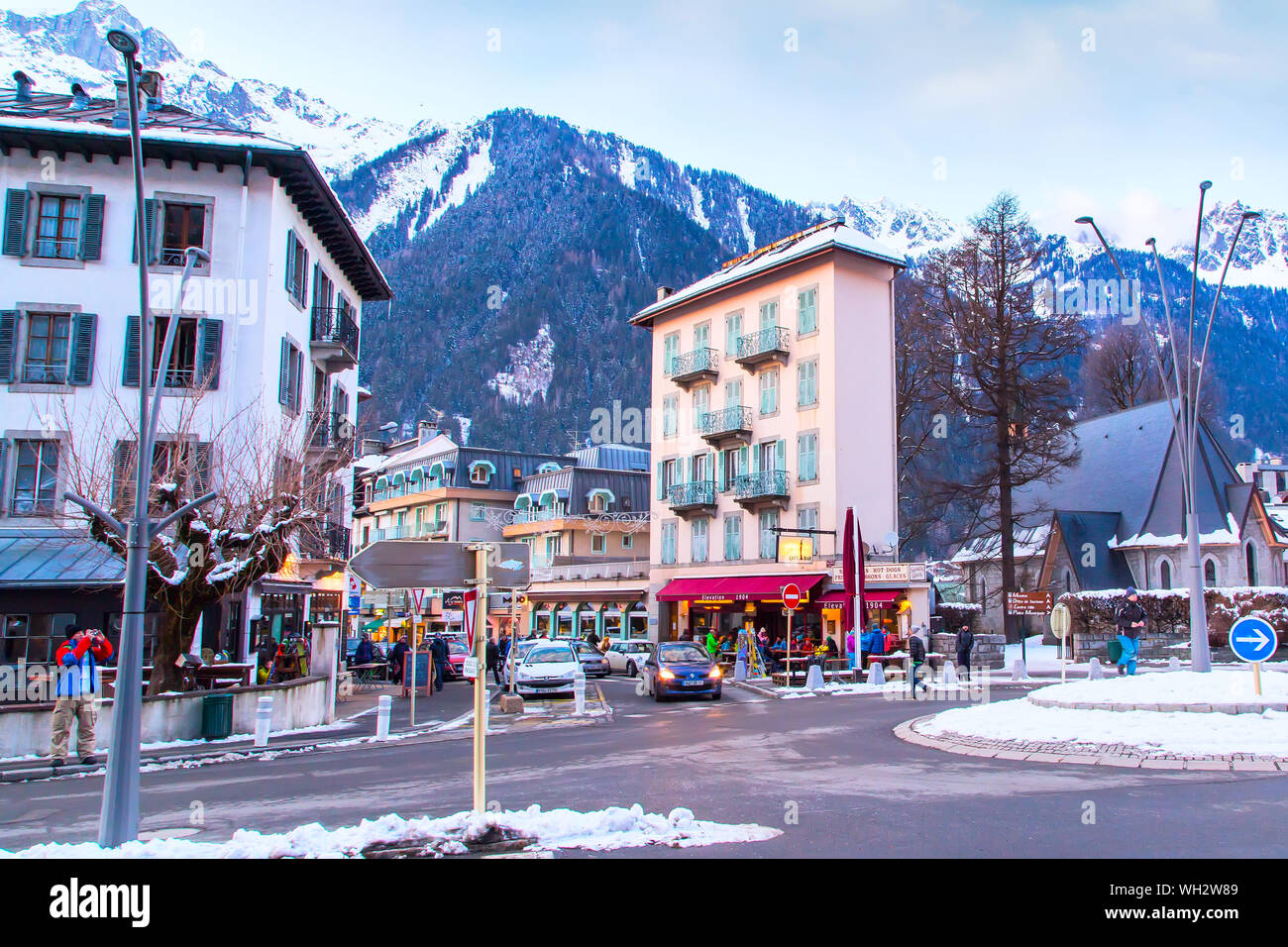 Chamonix Mont Blanc, Francia - 25 Gennaio 2015: casa stretta e street view nella più antica stazione sciistica Foto Stock