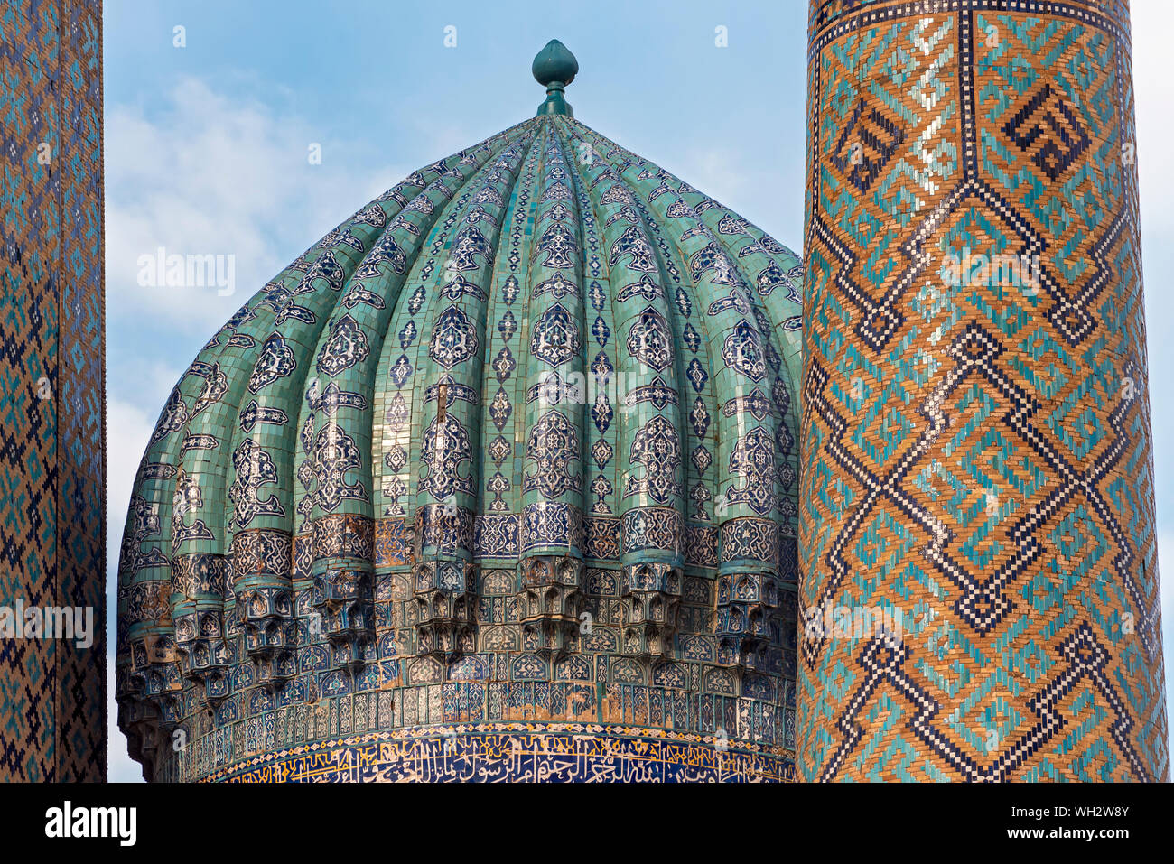 Cupola di Sher-Dor Madrasah, Registan square, Samarcanda, Uzbekistan Foto Stock