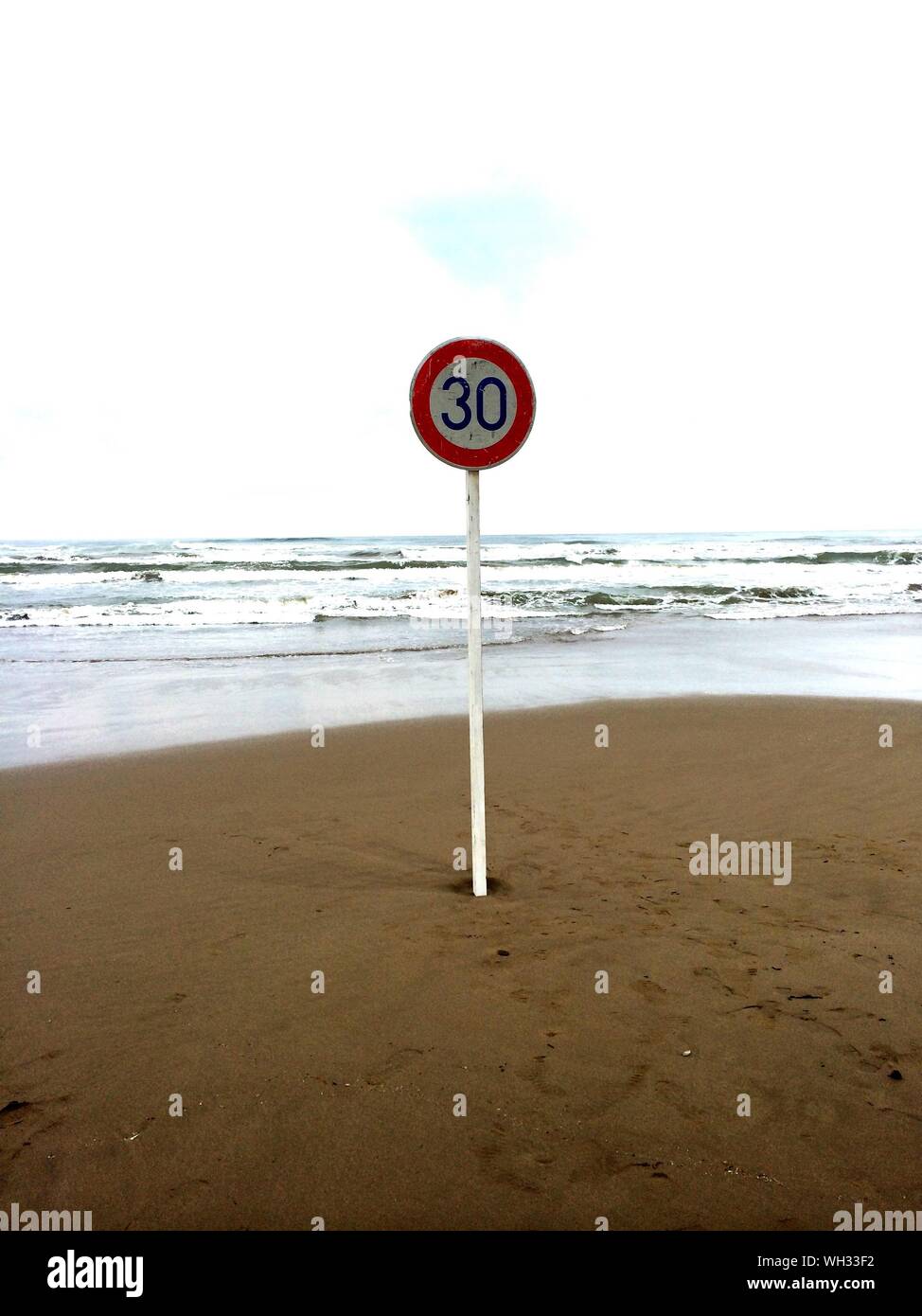 Segnale di limite di velocità sulla spiaggia Foto Stock