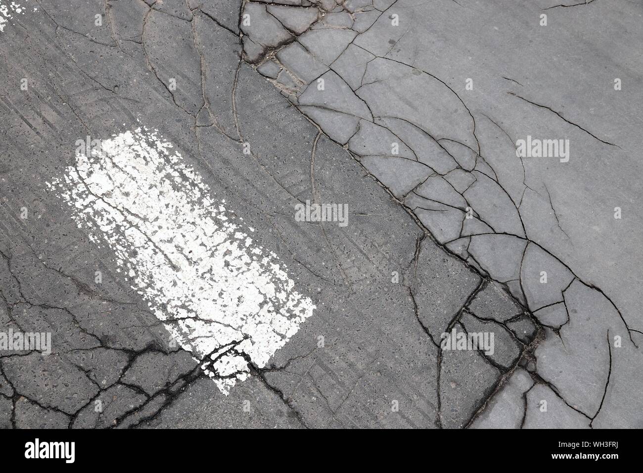 Superficie di strada danno - le infrastrutture per i trasporti dei problemi. Patched road. Foto Stock