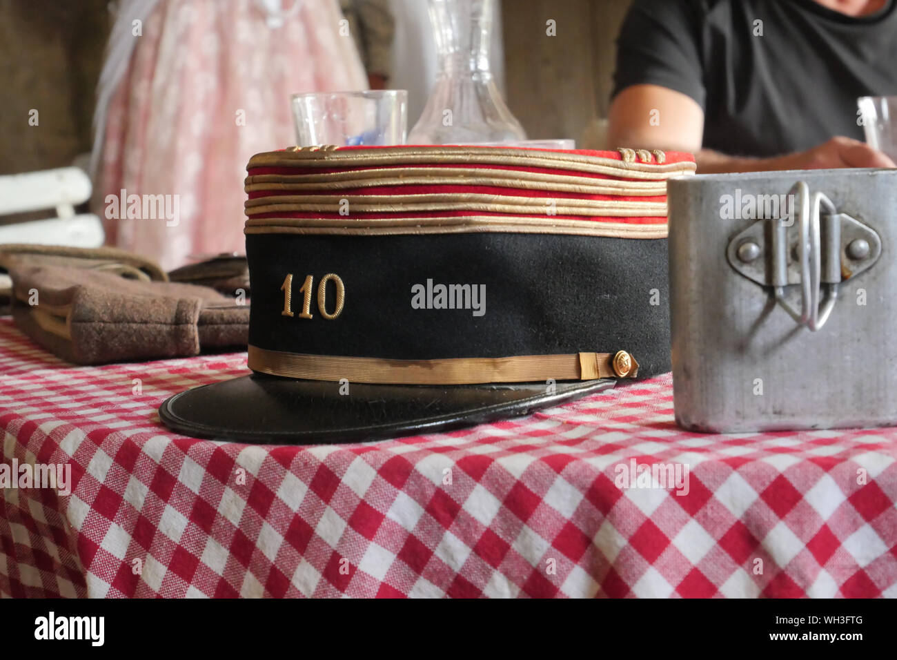 Un antico francese kepi militare sul tavolo Foto Stock