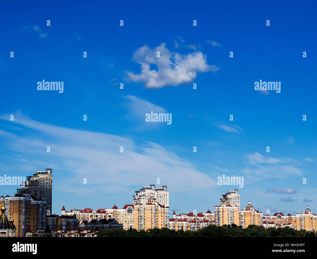 Edifici contro il cielo nuvoloso Foto Stock