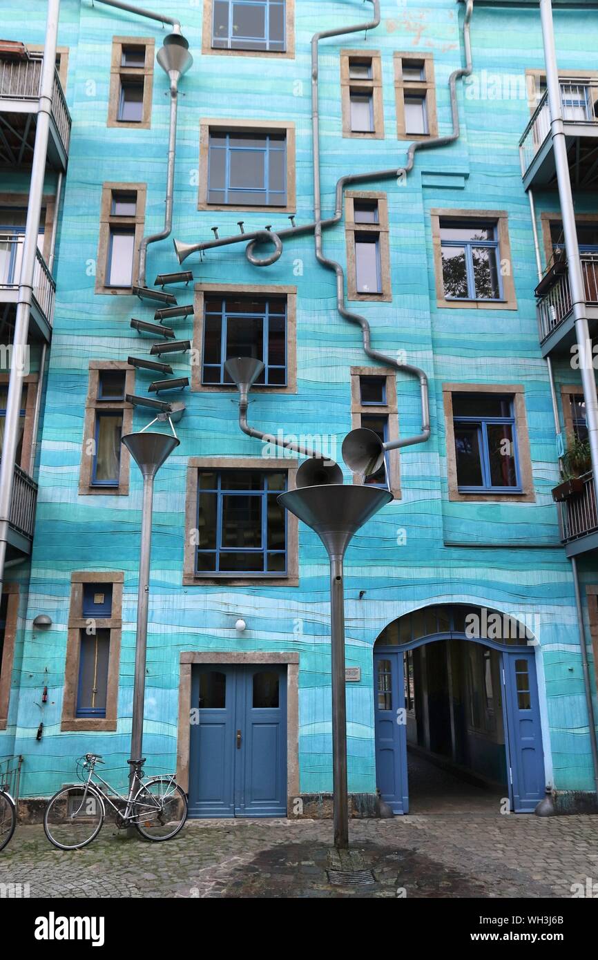 DRESDEN, Germania - 10 Maggio 2018: Kunsthof passaggio nel quartiere Neustadt di Dresda. Kunsthofpassage è un insieme di cortili interni ringiovaniti con modernamente Foto Stock