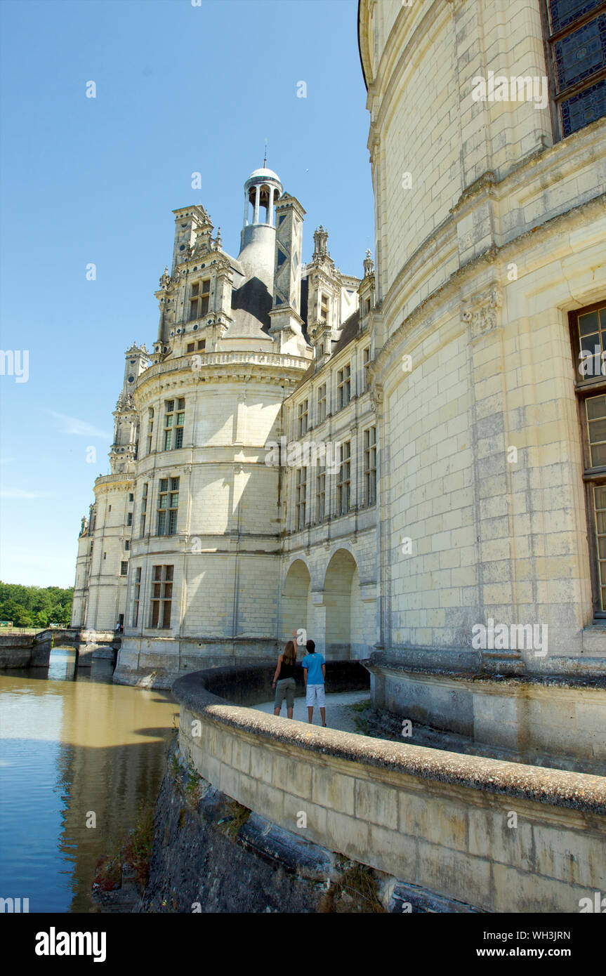 La parte posteriore del castello di Chambord a Blois nella Valle della Loira con persone, Francia Foto Stock