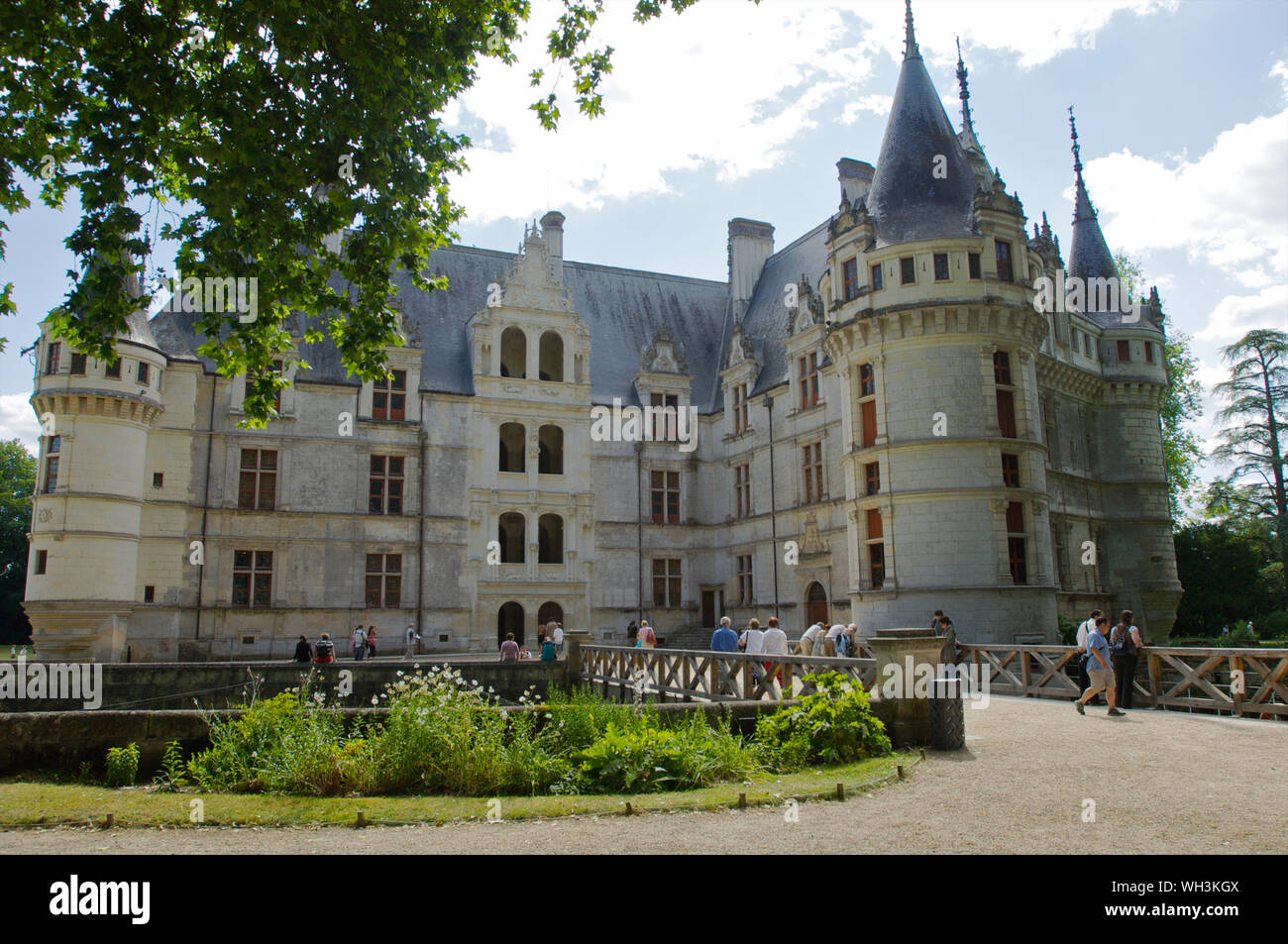 L'entrata al castello di Azay le Rideau costruire su un'isola del fiume Indre nel 1518 nella Valle della Loira in Francia Foto Stock